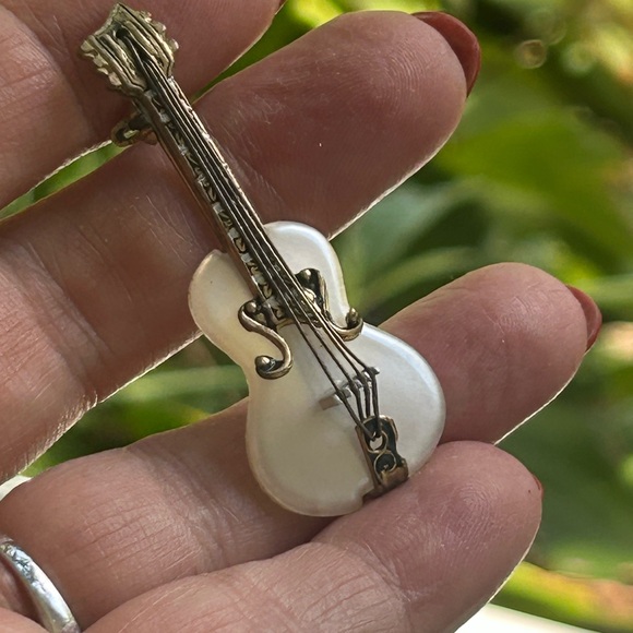 Vintage Jewelry - Vintage Gold and Mother-of-Pearl Guitar Brooch